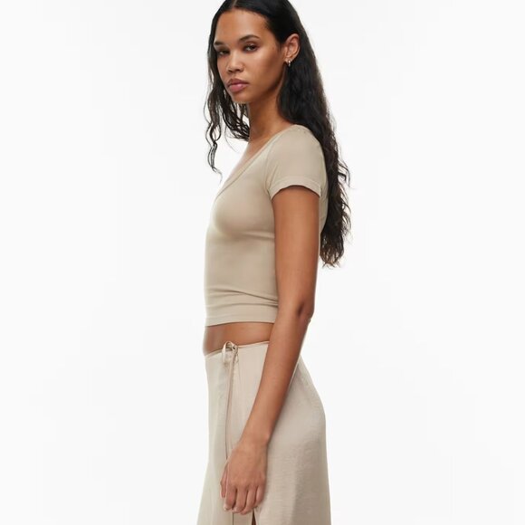 ARITZIA Smooth Seamless Willow V-neck T-shirt - Picture 2 of 5